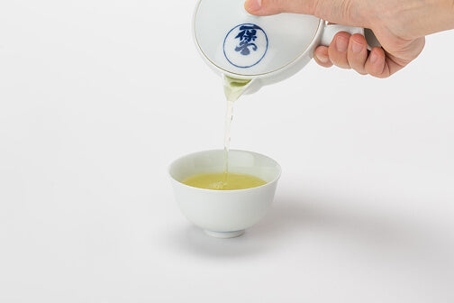 Porcelain teapot - Easy to hold and pour with one hand.