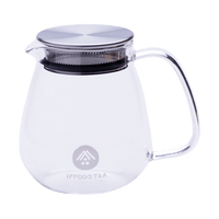 Transparent glass teapot with white "Ippodo Tea" and logo and lid insert with built-in circular mesh strainer