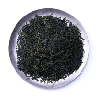Loose leaf dark green rolled dried Ippodo Gyokuro premium Japanese green tea on silver plate