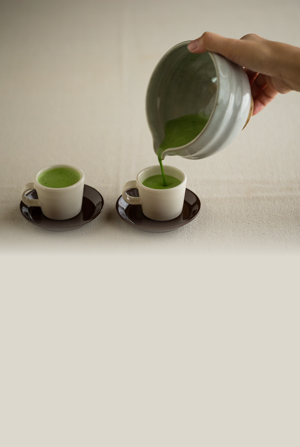 Seiun matcha poured from a ceramic spouted bowl into two cups