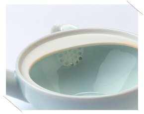 Porcelain teapot - The teapot has a low, flat shape featuring a wide opening and lid, making it easy to put tea leaves in and take them out when cleaning up.