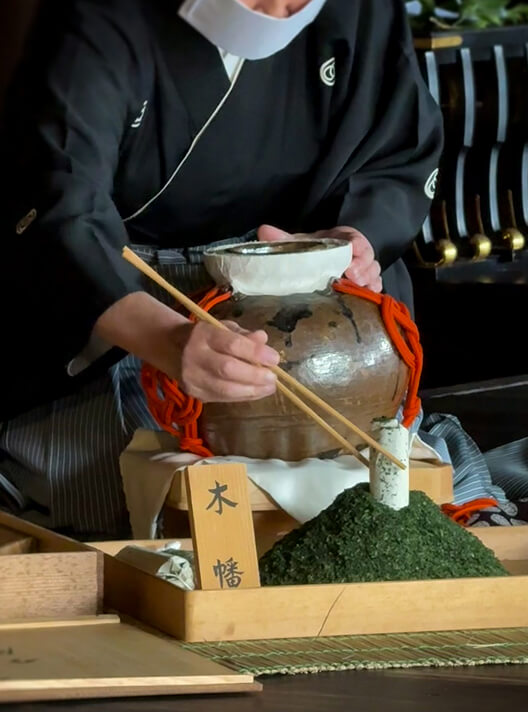 The jar-opening ceremony