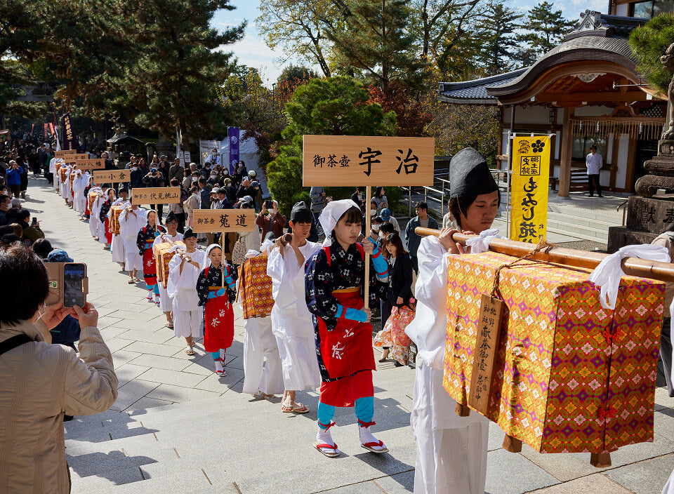 The procession carrying the precious harvest