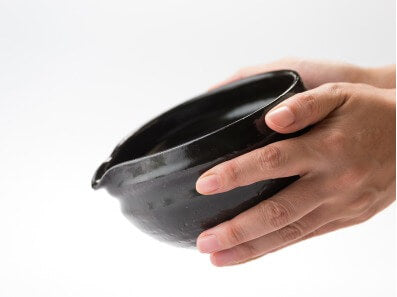 Ippodo Tea - Black Tea Bowl with Spout - Designed with a groove along its sides.