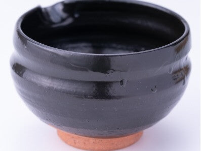 Ippodo Tea - Black Tea Bowl with Spout - Thick glazing forms patterns and textures.